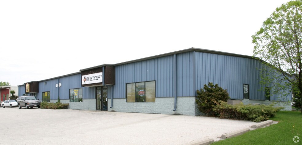 2035 S West Ave, Waukesha, WI à louer - Photo du bâtiment - Image 2 de 3