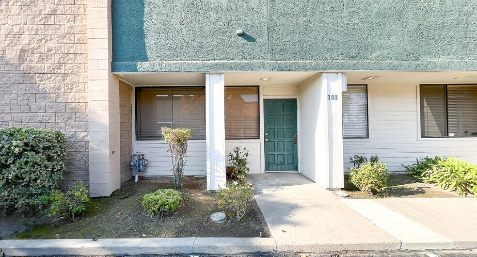 5740 E Shields Ave, Fresno, CA for lease - Building Photo - Image 1 of 1