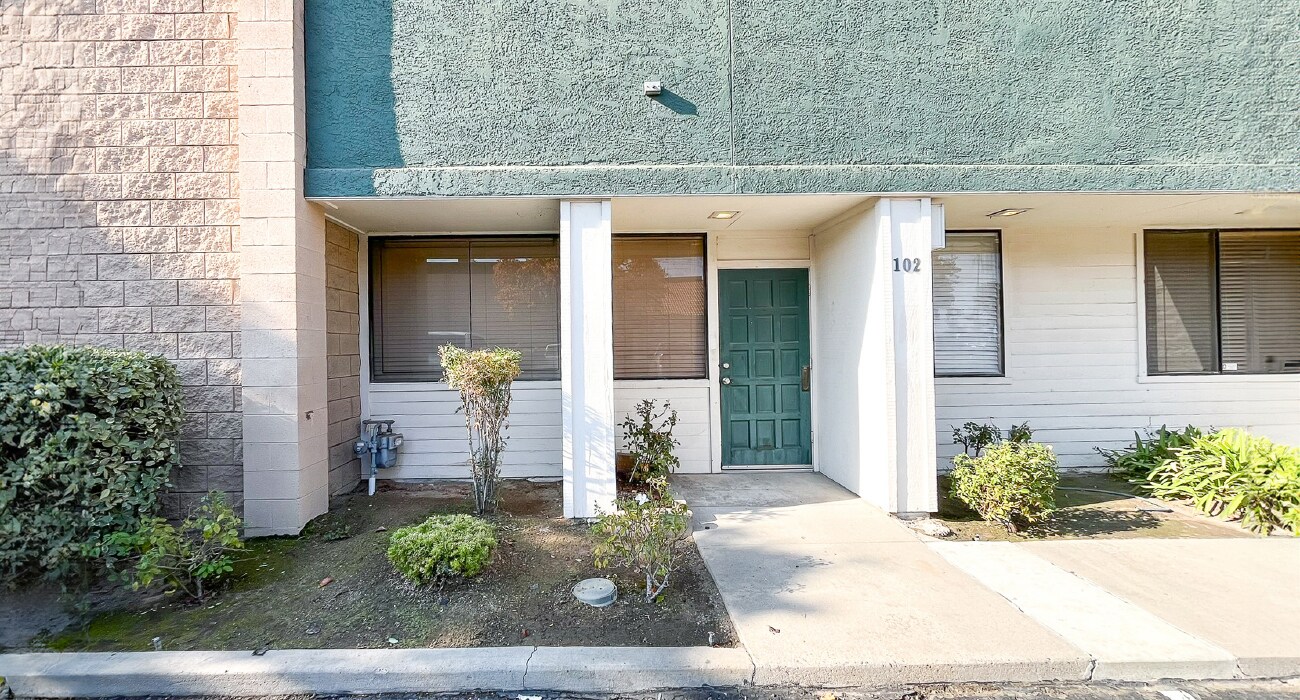 5740 E Shields Ave, Fresno, CA à louer Photo du bâtiment- Image 1 de 2