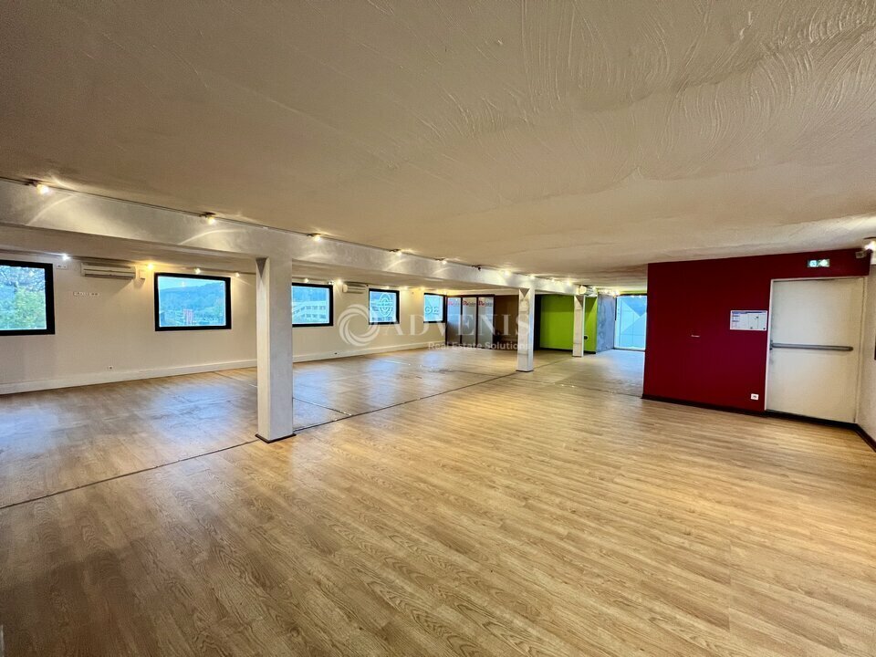 Retail in Franconville for lease Interior Photo- Image 1 of 7