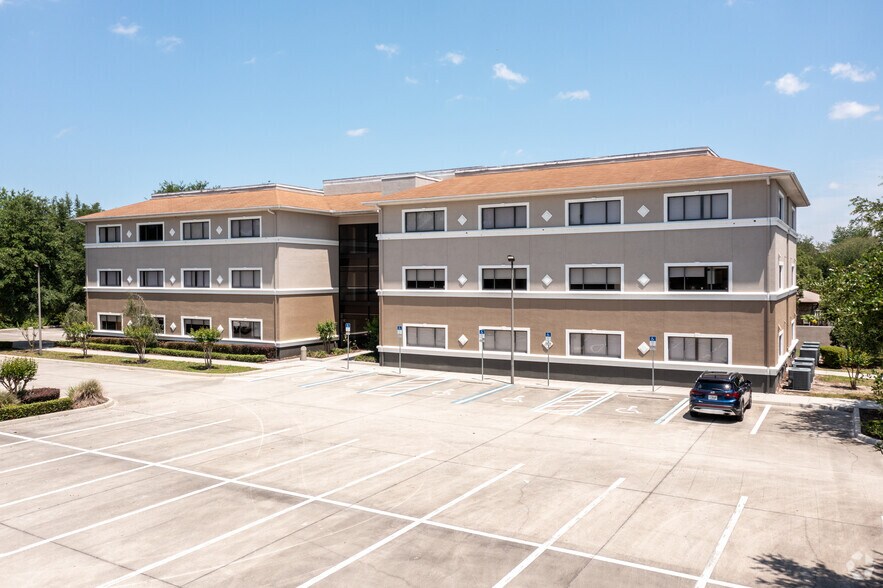 110 Pond Ct, Debary, FL à louer - Photo du bâtiment - Image 3 de 9