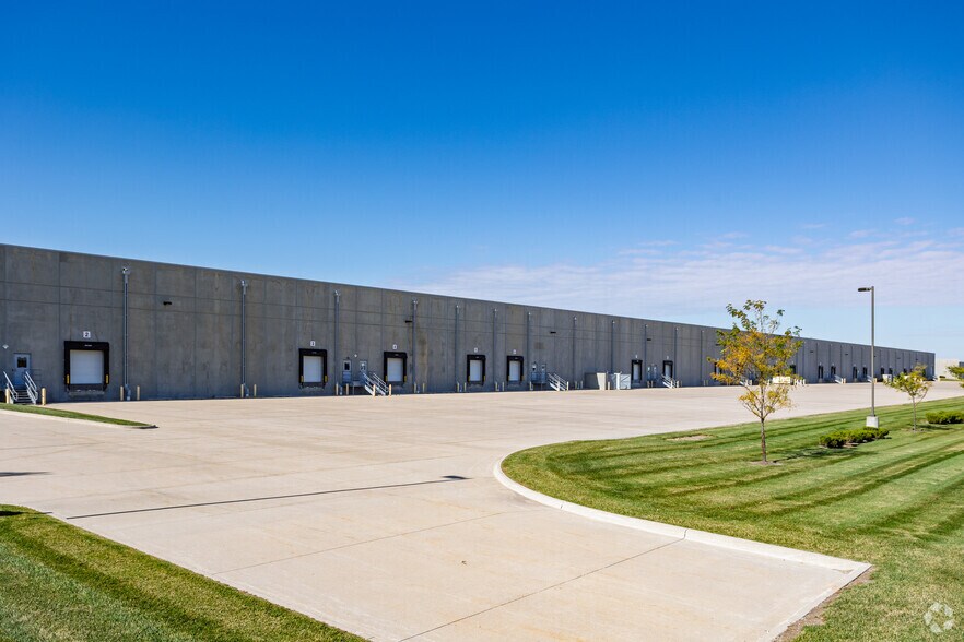 5844 NE 19th St, Des Moines, IA à louer - Photo du bâtiment - Image 2 de 4