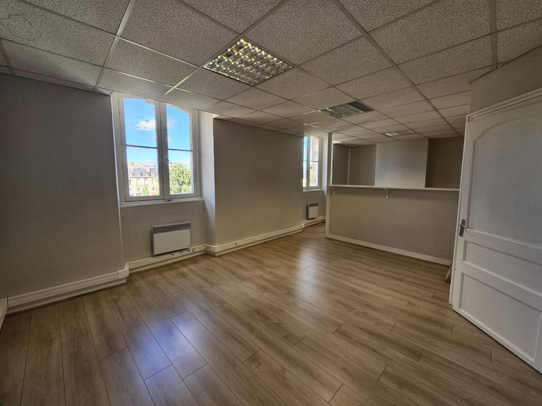 Office in Bordeaux for lease Interior Photo- Image 1 of 6