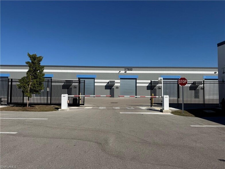 17860 Toy Vault ln, Fort Myers, FL à vendre - Photo du bâtiment - Image 2 de 7