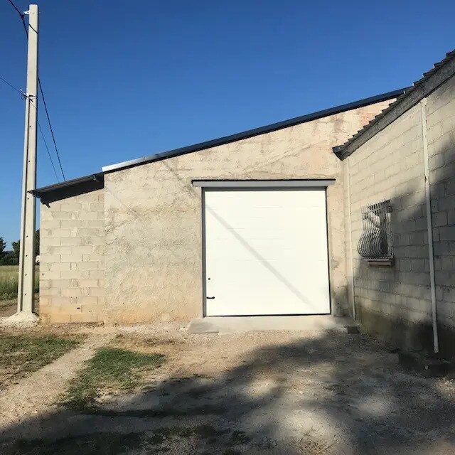 Industrial in Eyguières for lease Building Photo- Image 1 of 4