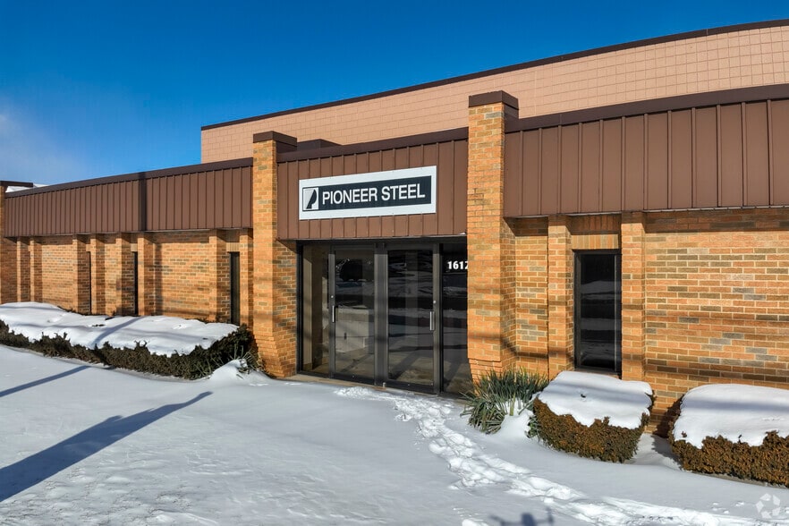 16129 Common Rd, Roseville, MI for lease - Building Photo - Image 2 of 8
