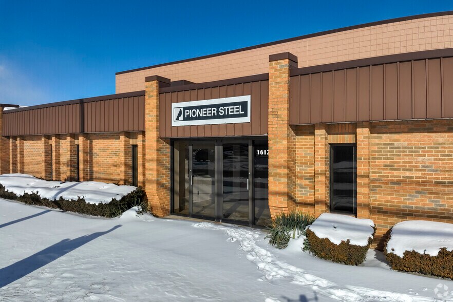 16129 Common Rd, Roseville, MI à louer - Photo du bâtiment - Image 2 de 8