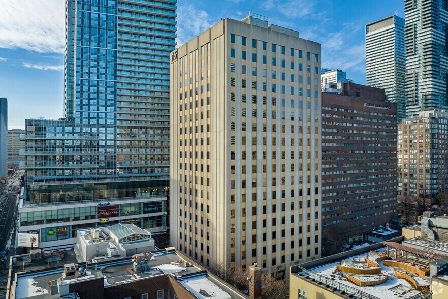 415 Yonge St, Toronto, ON à louer - Photo du bâtiment - Image 2 de 6