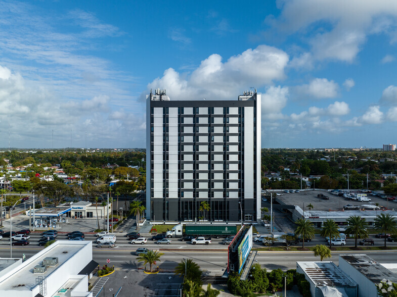 633-699 NE 167th St, North Miami Beach, FL for lease - Building Photo - Image 2 of 30