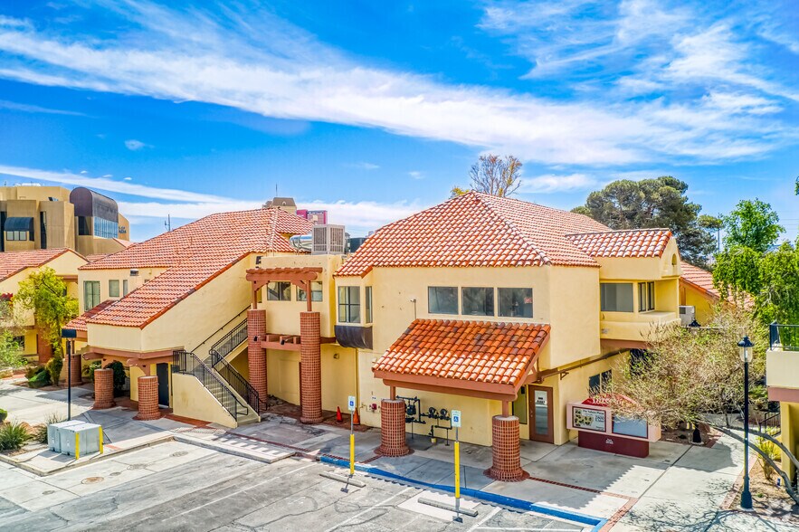 2800 W Sahara Ave, Las Vegas, NV à louer - Photo du bâtiment - Image 3 de 8