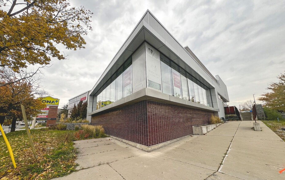 1330 Castlefield Ave, Toronto, ON à louer - Photo du bâtiment - Image 3 de 4