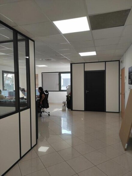 79 Bis Boulevard De L'Europe, Vitrolles for lease - Interior Photo - Image 3 of 4
