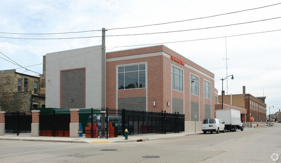 212 4th St, Racine, WI à vendre - Photo du bâtiment - Image 2 de 3