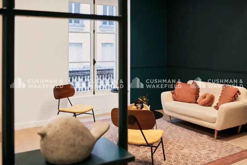 37 Rue Marie-Éléonore De Bellefond, Paris for lease - Interior Photo - Image 2 of 6