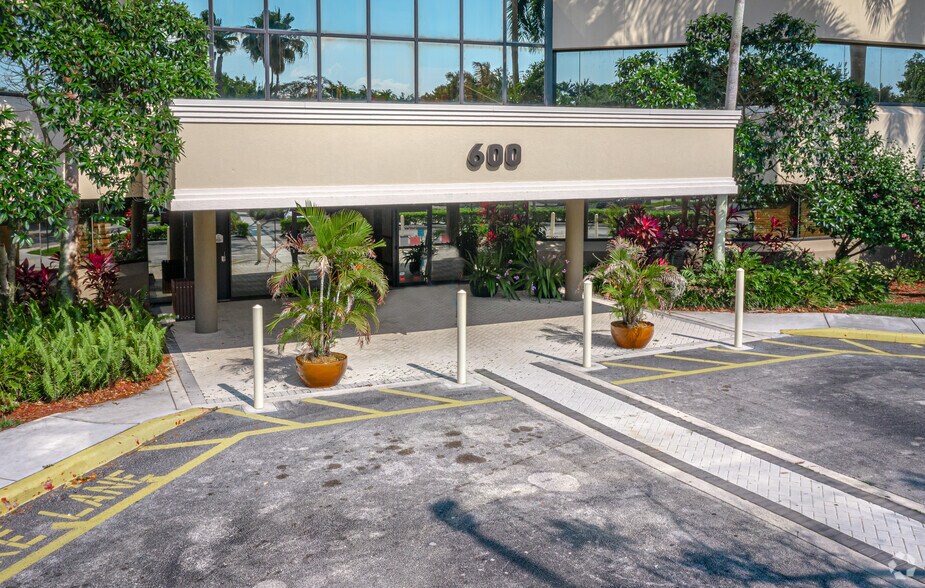 600 S Pine Island Rd, Plantation, FL à louer - Photo du bâtiment - Image 2 de 4