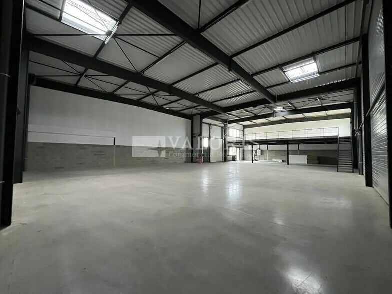 Flex in Frans for lease - Interior Photo - Image 2 of 10