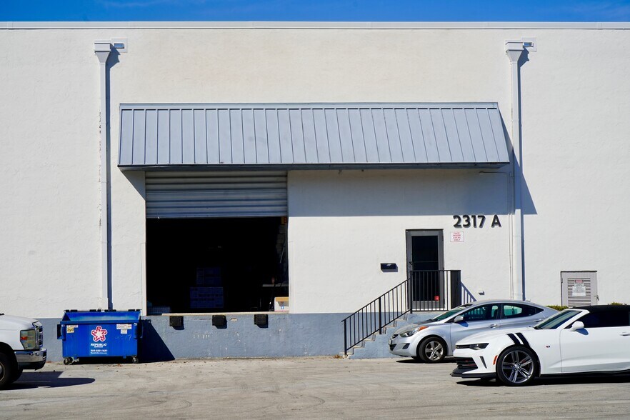 2201-2211 Stirling Rd, Fort Lauderdale, FL à louer - Photo du bâtiment - Image 3 de 6