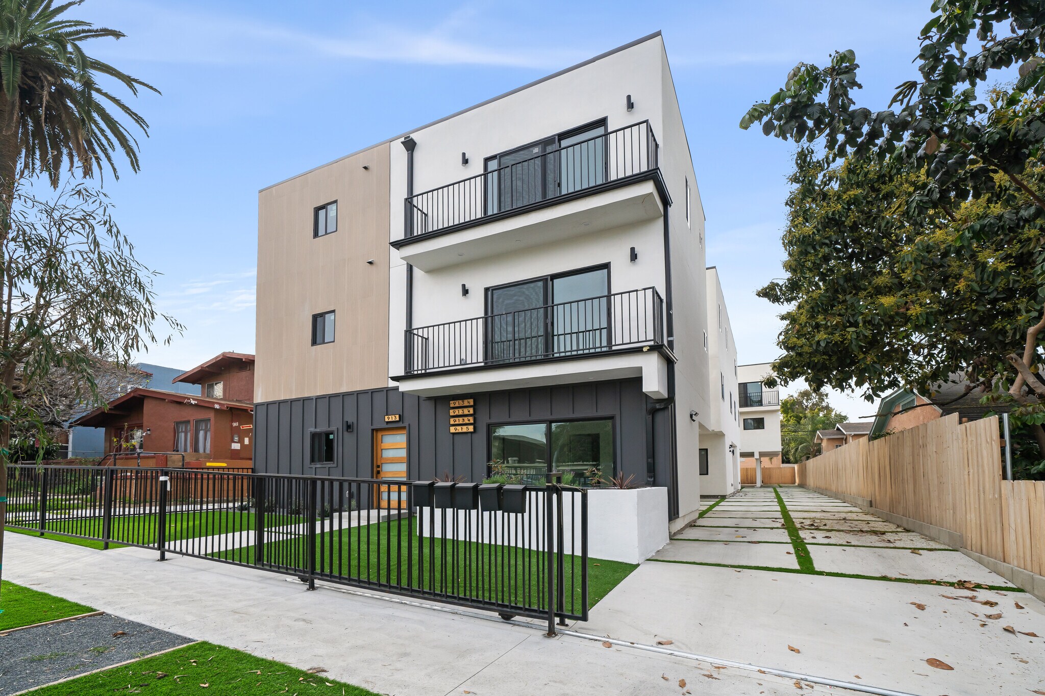 913 N Hobart Blvd, Los Angeles, CA à vendre Photo du bâtiment- Image 1 de 42