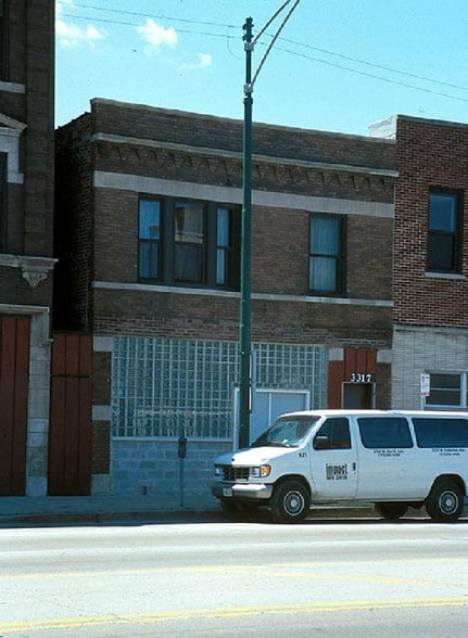 3317 W Fullerton Ave, Chicago, IL for lease - Primary Photo - Image 2 of 14