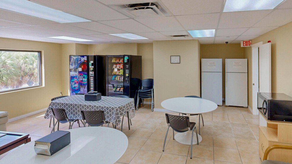 3800 W Broward Blvd, Fort Lauderdale, FL for sale - Building Photo - Image 3 of 36