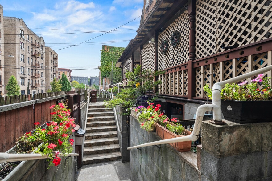 350 E 193rd St, Bronx, NY for sale - Building Photo - Image 2 of 23