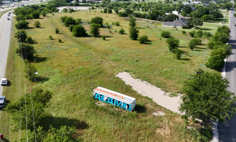 13501 Bates Aston Rd, Haslet, TX à vendre - Vidéo aérienne - Image 2 de 2