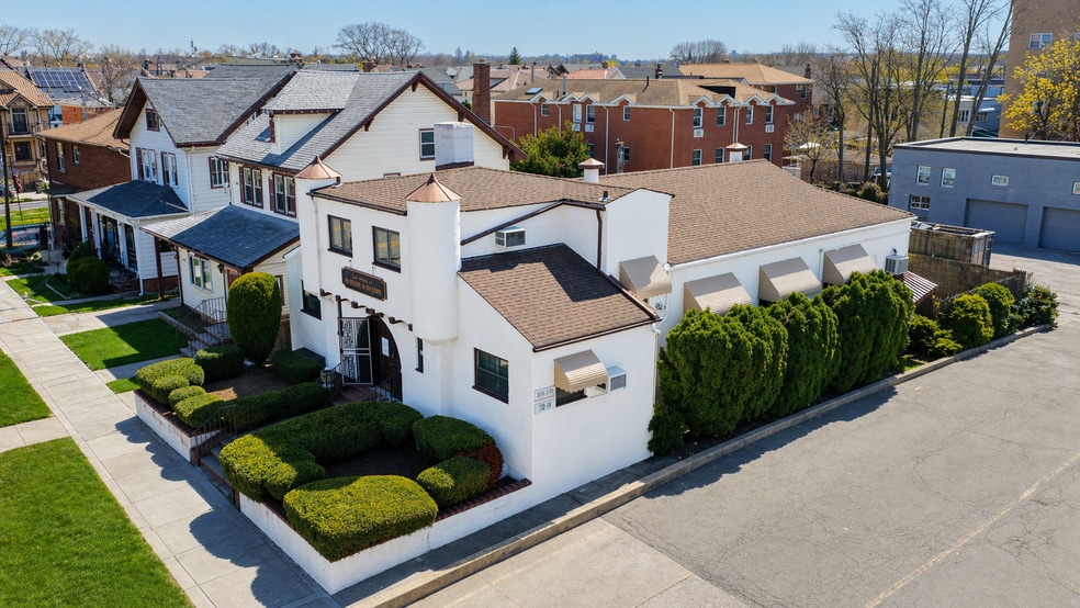 21344 38th Ave, Bayside, NY à vendre - Photo principale - Image 1 de 3