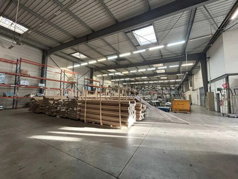 Flex in La Courneuve for lease - Interior Photo - Image 2 of 5