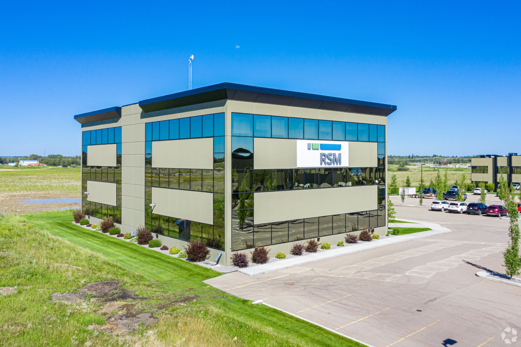 546 Laura Ave, Red Deer County, AB à louer Photo du bâtiment- Image 1 de 3