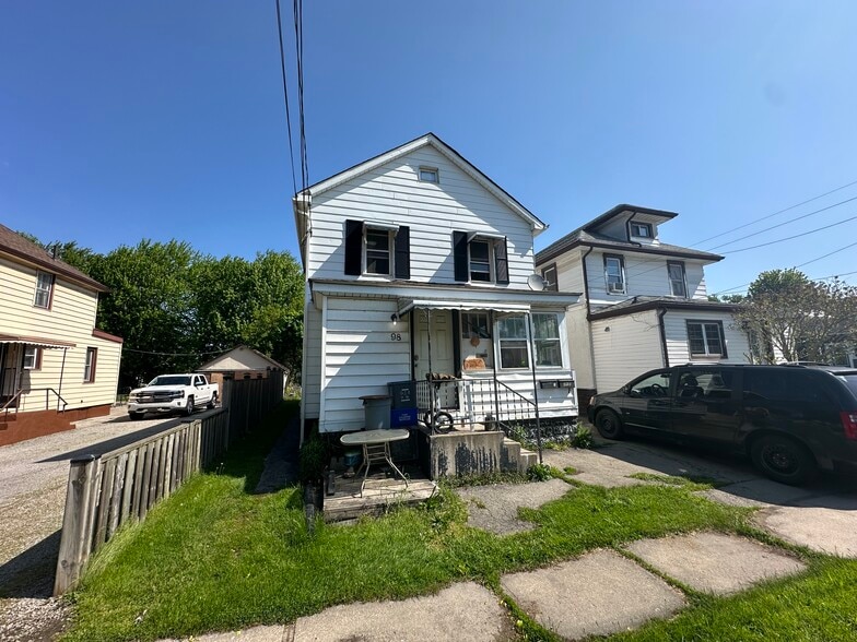 98 St Arnaud St, Port Colborne, ON à vendre - Photo du bâtiment - Image 2 de 3