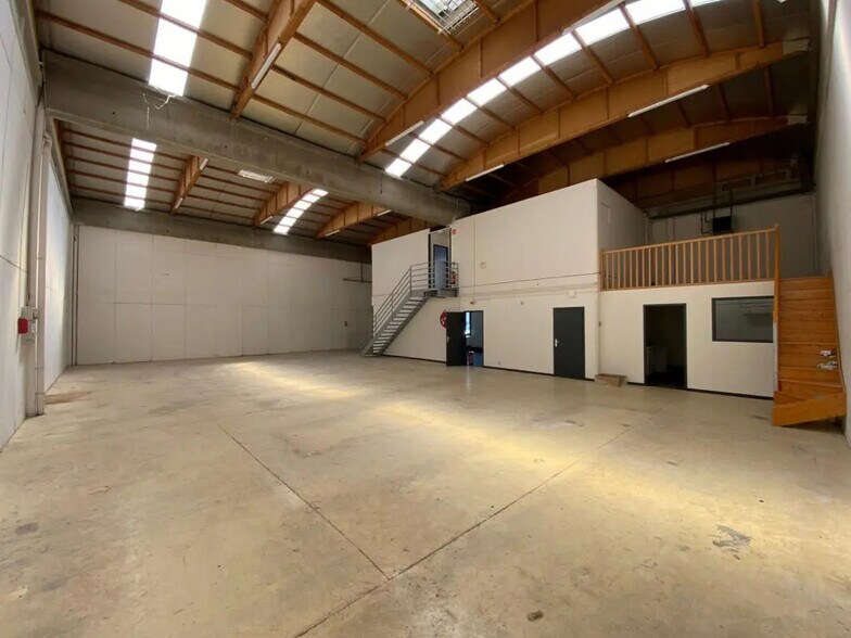 Flex dans Dardilly à louer - Photo du bâtiment - Image 3 de 11