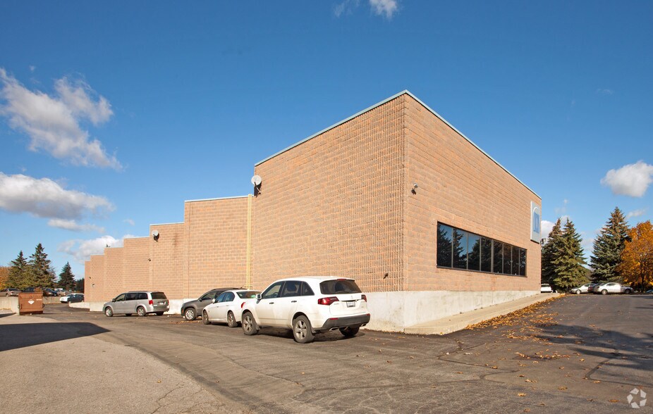 146 W Beaver Creek Rd, Richmond Hill, ON à vendre - Photo du bâtiment - Image 2 de 5