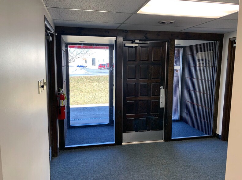 630 Lowther Rd, Lewisberry, PA à louer - Photo du bâtiment - Image 3 de 7