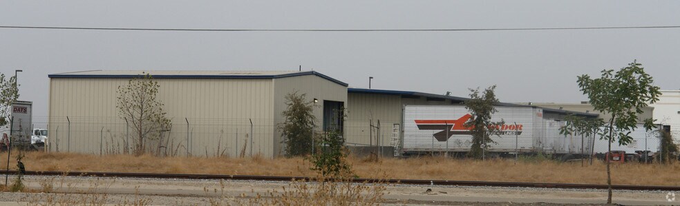 1619 N Plaza Dr, Visalia, CA à louer - Photo du bâtiment - Image 3 de 11
