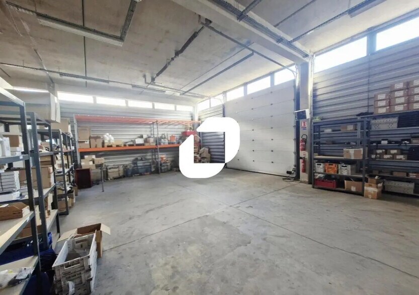 Flex in Croissy-Beaubourg for lease - Interior Photo - Image 2 of 7