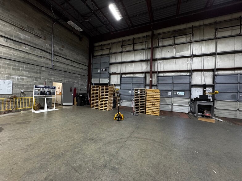 8000-8010 Winston St, Burnaby, BC for lease - Interior Photo - Image 3 of 5