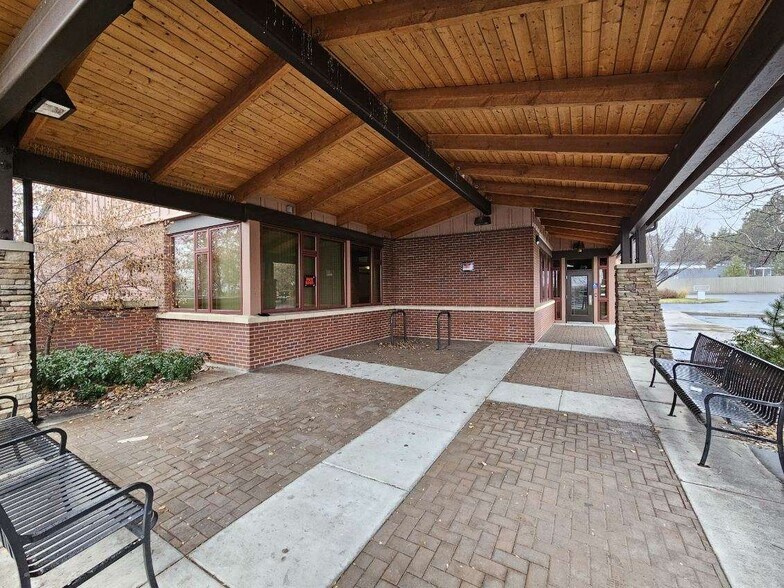 735 NE Purcell Blvd, Bend, OR à louer - Photo du bâtiment - Image 3 de 4