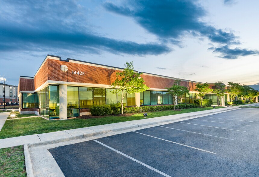 14428 Albemarle Point Pl, Chantilly, VA à louer - Photo du bâtiment - Image 2 de 15