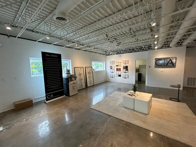 105 E Mill St, Liberty, MO for lease - Building Photo - Image 1 of 17