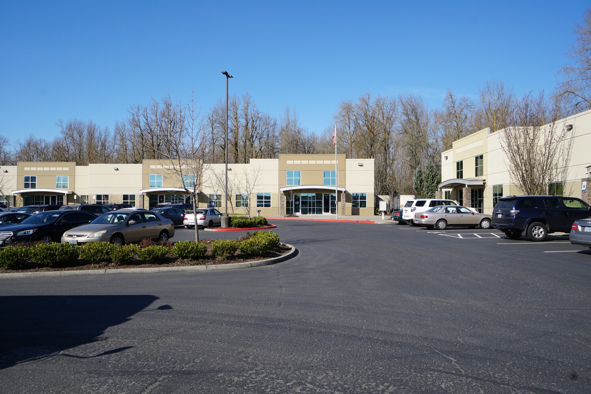 17819 NE Riverside Pky, Portland, OR for lease Primary Photo- Image 1 of 2