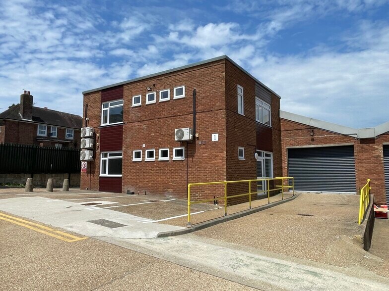 1 Mace Ln, Ashford à louer - Photo du bâtiment - Image 2 de 10