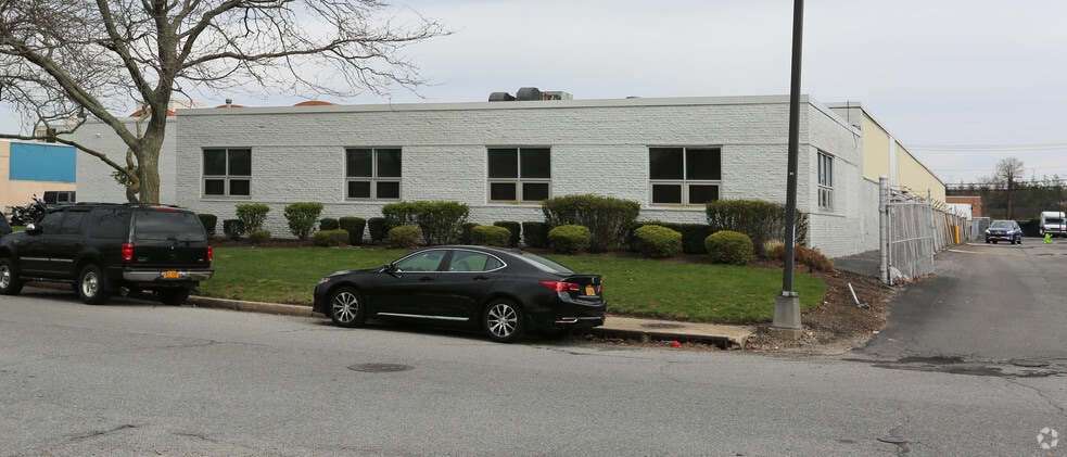 800-820 Shames Dr, Westbury, NY for lease - Building Photo - Image 3 of 14