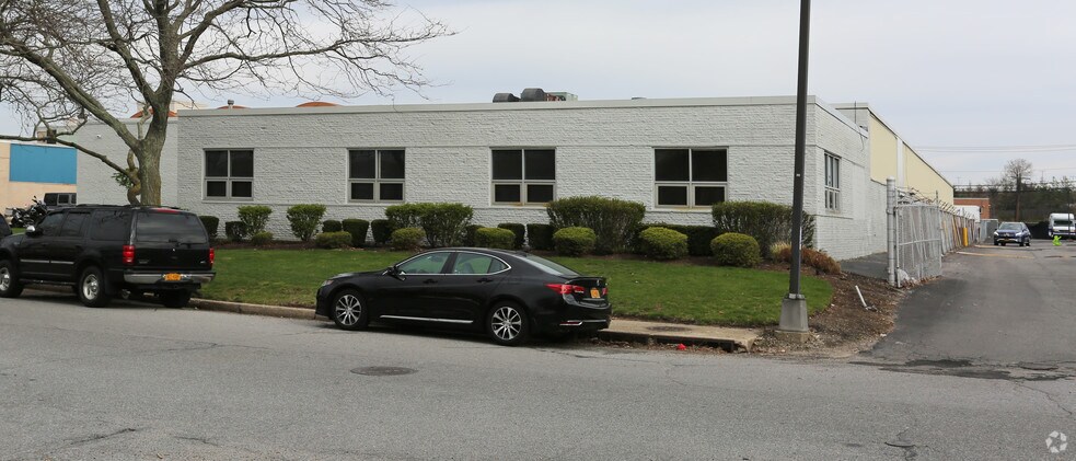 800-820 Shames Dr, Westbury, NY à louer - Photo du bâtiment - Image 3 de 14