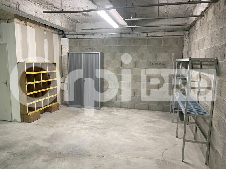 Flex in MARCILLY-D'AZERGUES for lease - Interior Photo - Image 1 of 5