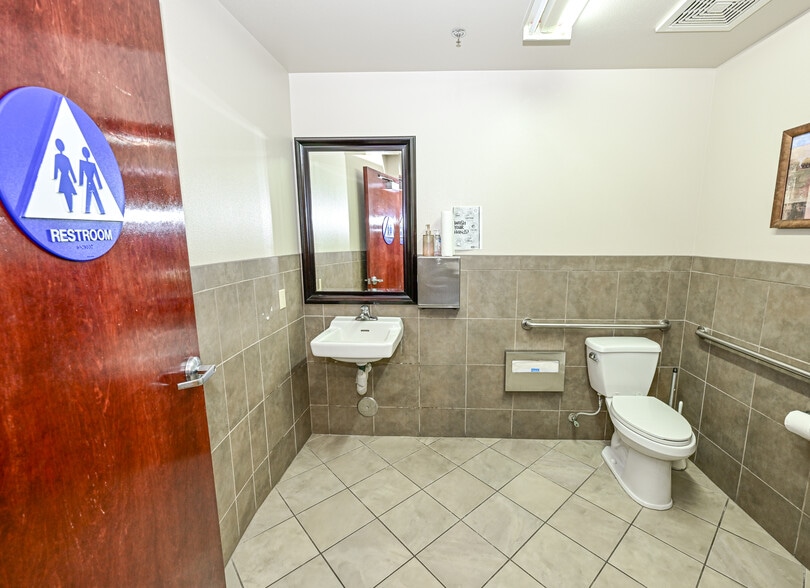 7055 N Chestnut Ave, Fresno, CA for sale - Interior Photo - Image 3 of 20
