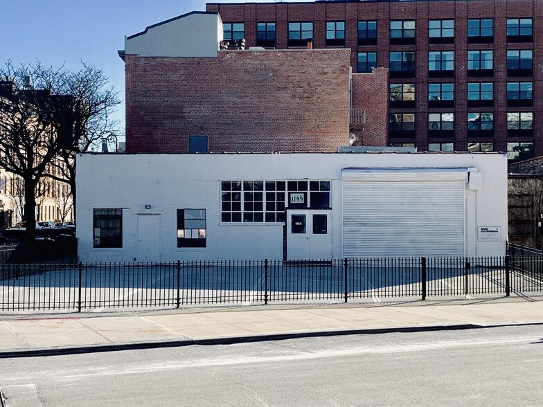 1145 Manhattan Ave, Brooklyn, NY for lease - Primary Photo - Image 2 of 9