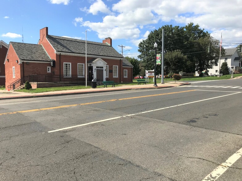 327 Main St, Cromwell, CT for sale - Building Photo - Image 1 of 1