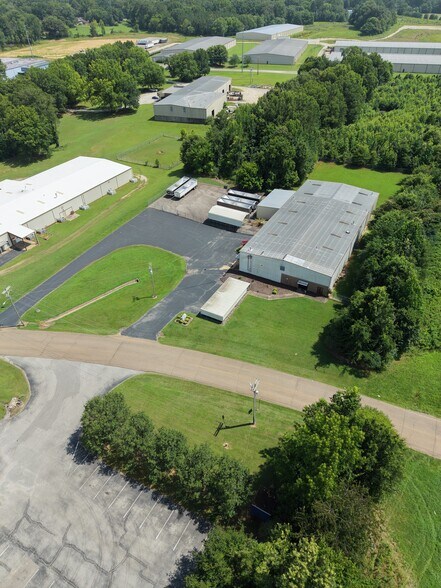 208 Edwards Dr, Jackson, TN à louer - Photo du bâtiment - Image 3 de 5