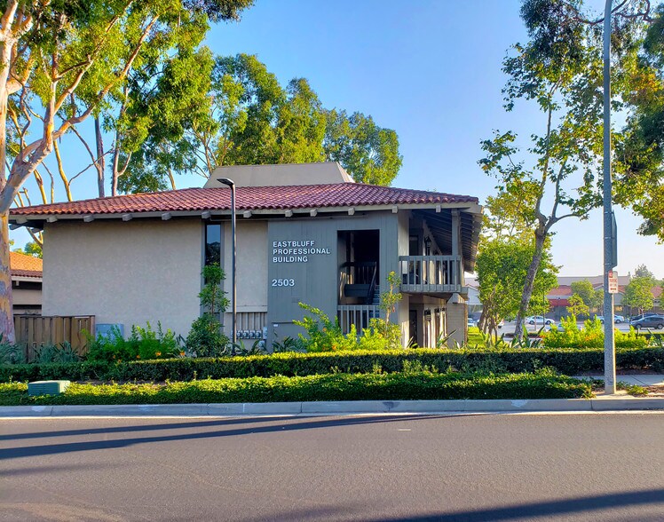 2503 Eastbluff Dr, Newport Beach, CA à louer - Photo du bâtiment - Image 2 de 18
