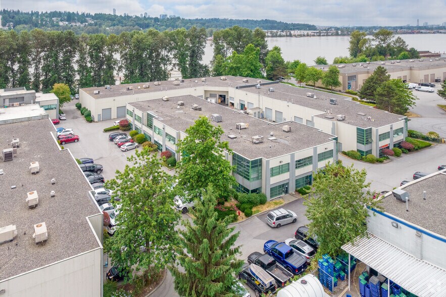 17 Fawcett Rd, Coquitlam, BC à louer - Photo du bâtiment - Image 3 de 36
